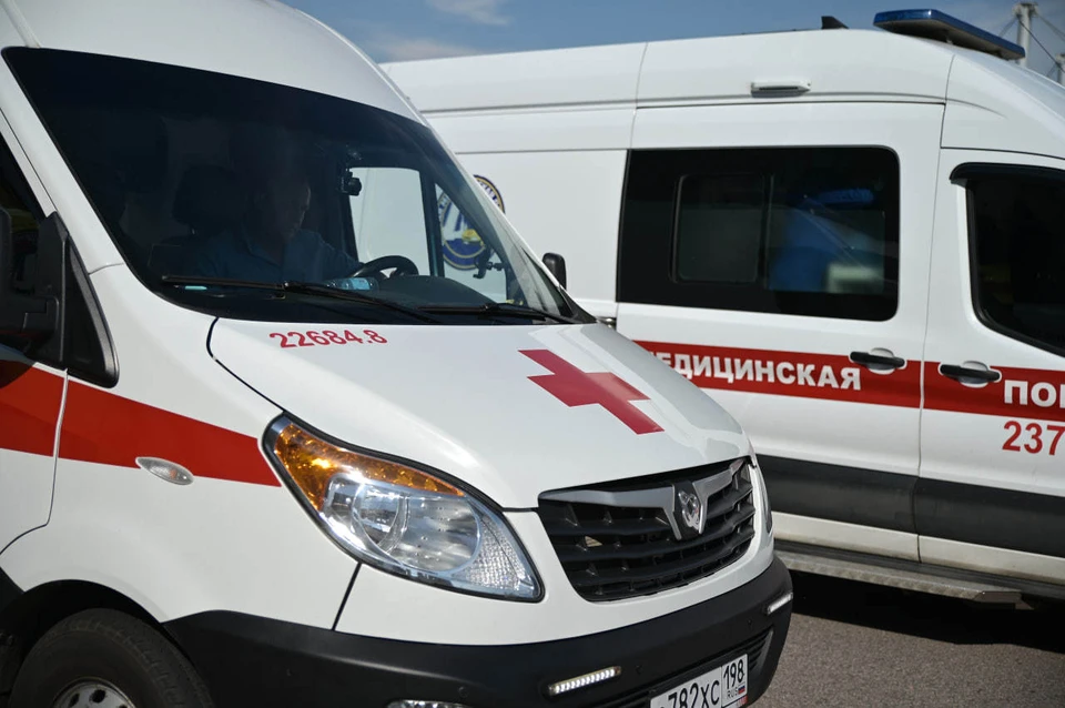 Два автомобиля влетели в толпу на тротуаре в Санкт-Петербурге