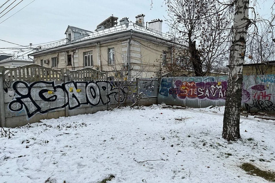 Еще зимой граффити были повсюду.