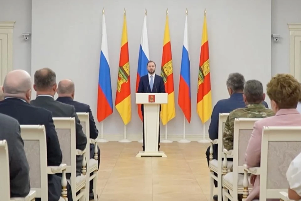 Виталий Королев подверкнул важность триколора для каждого жителя региона. Фото: Правительство Тверской области