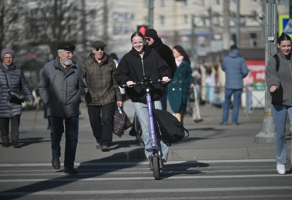Сегодня люди на электросамокатах повсюду