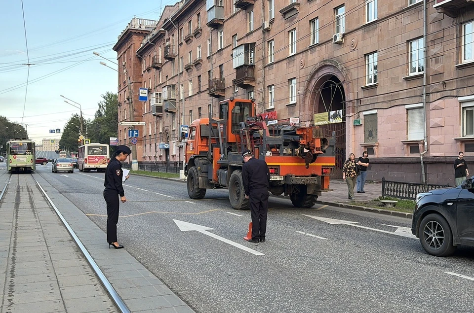Подросток врезался в легковушку, которая стояла у остановки. Фото: Госавтоинспекция Свердловской области