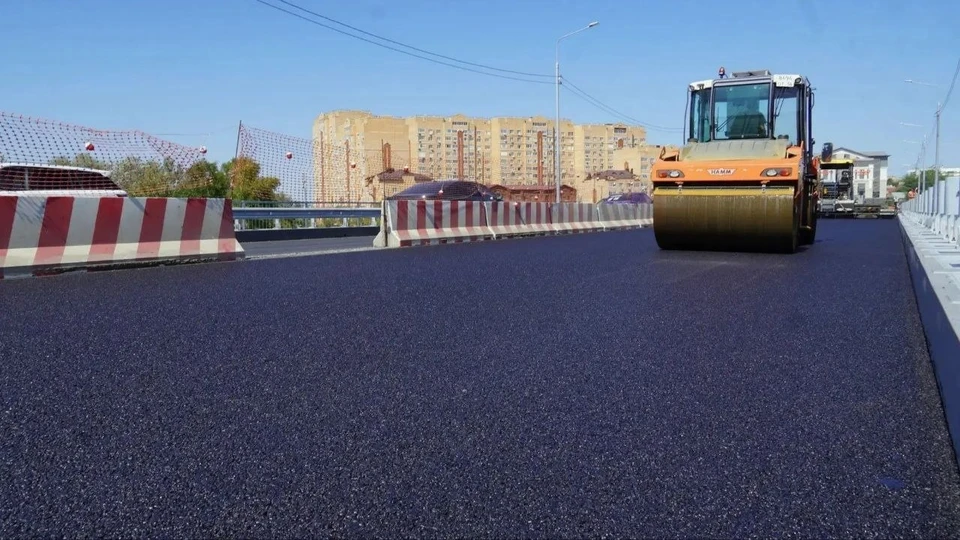 На месте работали асфальтоукладчики, катки и самосвалы обеспечивали бесперебойный процесс