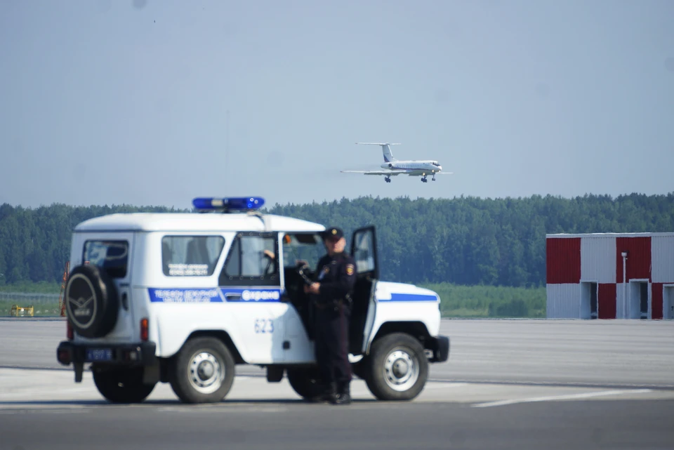В аэропорту Иркутска двух пассажиров сняли с рейса за дебош на борту