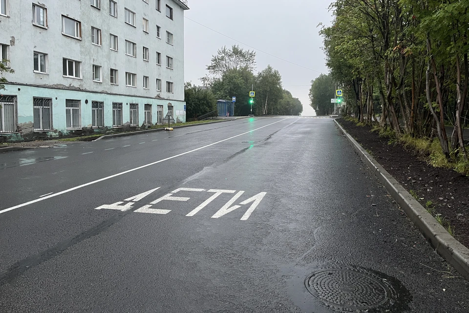 В Мурманске по национальному проекту «Инфраструктура для жизни» перед Днем знаний отремонтировали дороги к детским садам, школам и вузам. Фото: Правительство Мурманской области