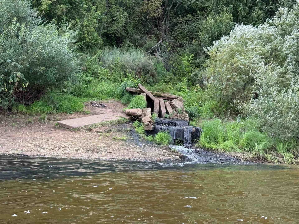 Жители Котельнича забили тревогу из-за странного слива в Вятку. Фото: ОНФ.
