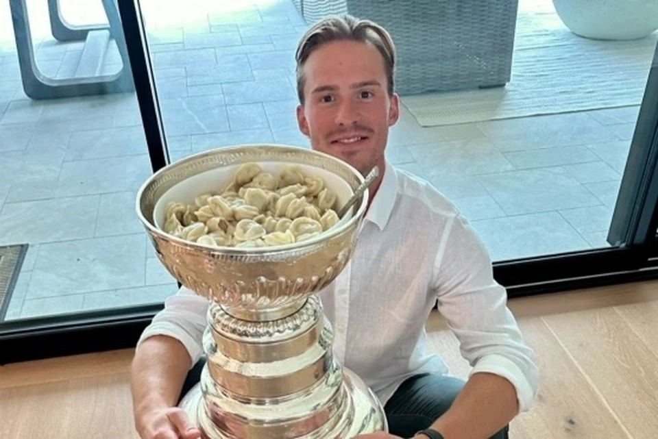 Свечников попробовал пельмени из Кубка. Фото: соцсети Philip Pritchard
