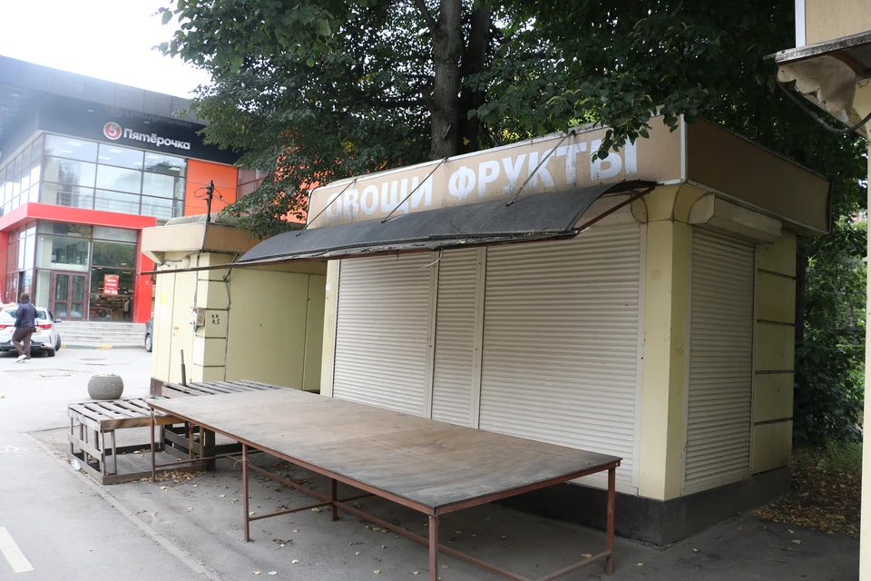 Возле дома по ул. Металлургов, 69 (остановка "Ул. Декабристов").