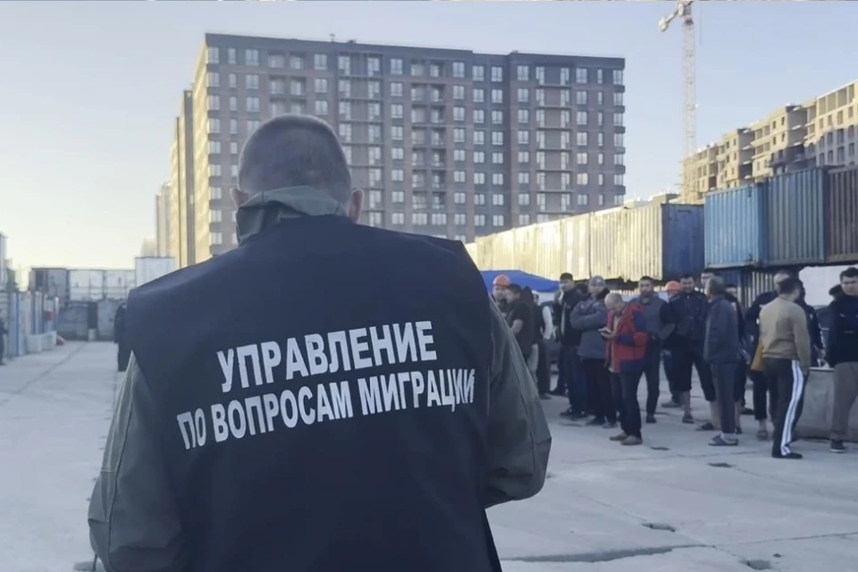 Полиция провела рейд на стройке. Фото: ГУ МВД России СПБ и ЛО.