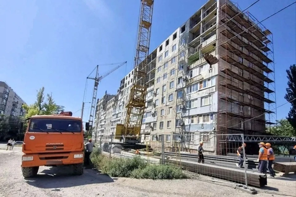 Строители восстанавливают девятиэтажку на улице Курчатова в Мариуполе. Фото: ТГ/Кольцов