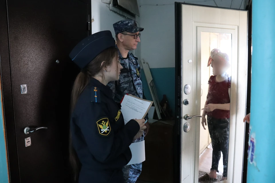 Приставы посетили семейную пару, которая накопила долг 300 тысяч рублей перед собственным сыном. Фото: ФССП Самарской области