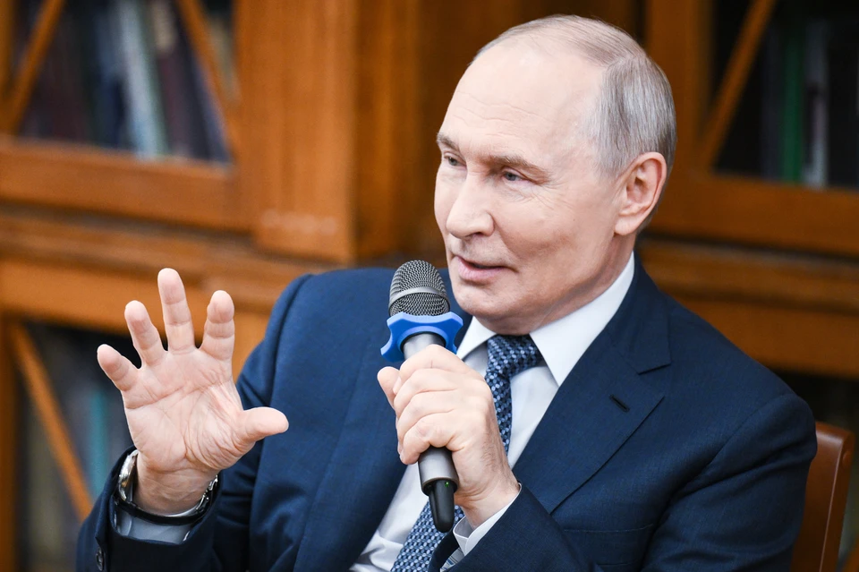 Президент России Владимир Путин на встрече с преподавателями во время посещения Московского педагогического государственного университета. Фото: Владимир Астапкович/POOL/ТАСС
