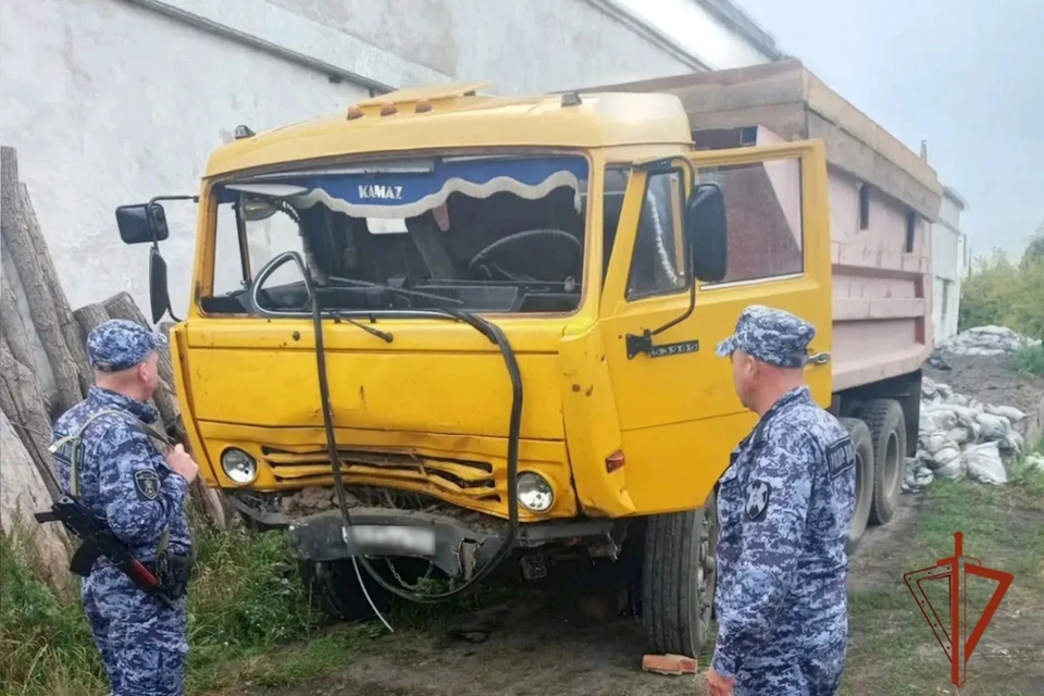 Водитель бросил угнанный грузовик, но позже его нашли. Фото: Росгвардия Республики Алтай