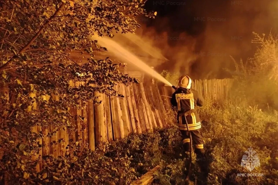 Пожар тушили 17 огнеборцев. Фото: пресс-служба ГУ МЧС России по Свердловской области