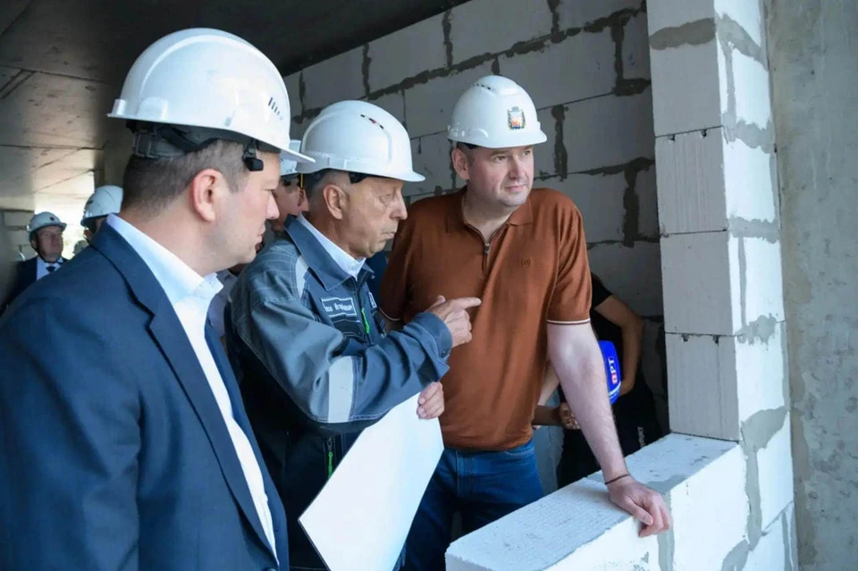 Губернатор Евгений Солнцев подчеркнул, что при любых бюджетных ограничениях финансирование программы не снизится, объёмы работ будут только наращиваться. Фото: ЕР