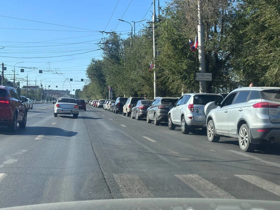 Очереди на заправки стоят день и ночь
