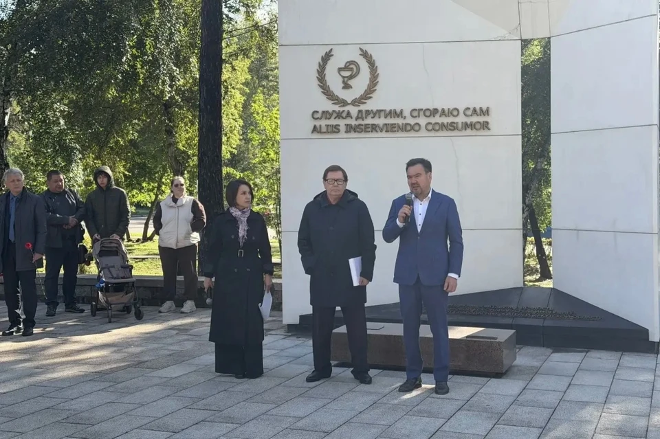 В Иркутске почтили память 46 медиков, погибших от COVID-19.