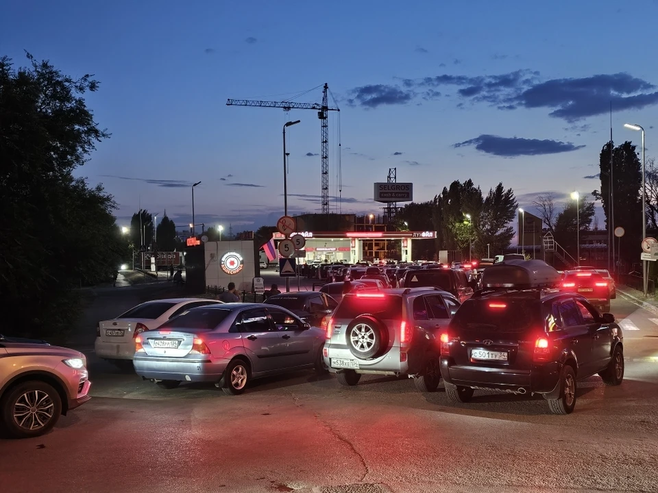 Очереди на заправки в Волгограде тянутся на сотни метров