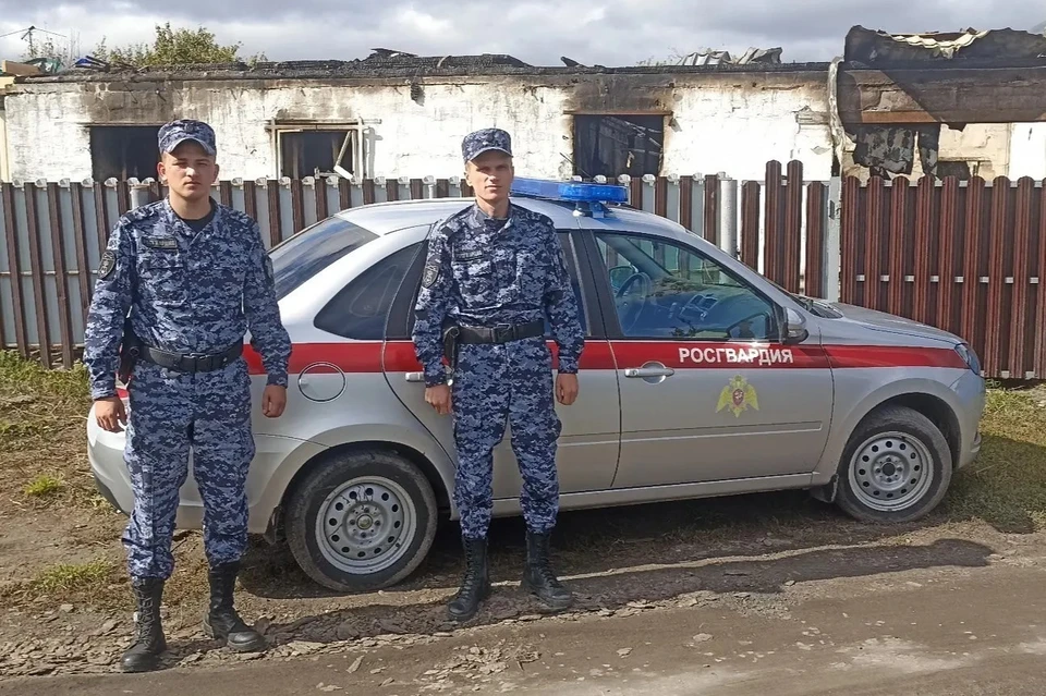 Пожар начался с бани на приусадебном участке. Фото: пресс-служба Росгвардии по Алтайскому краю