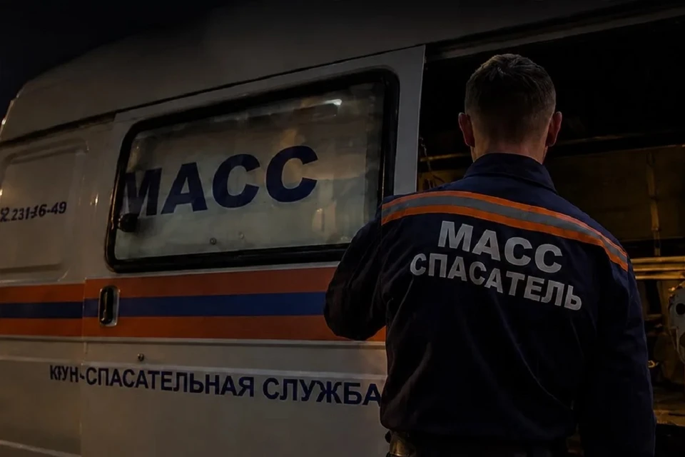 Девочку нашли спящей в комнате и передали матери. Фото: Спасатели МАСС