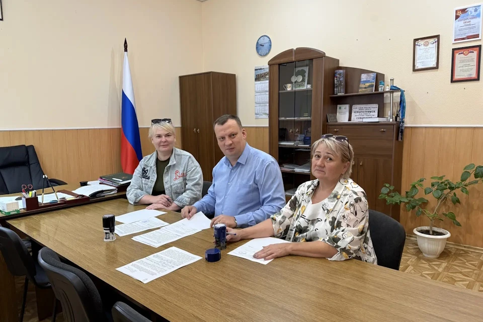 Анна Зюкова (слева) будет работать в школе пять лет Фото: Министерство образования и науки ХО