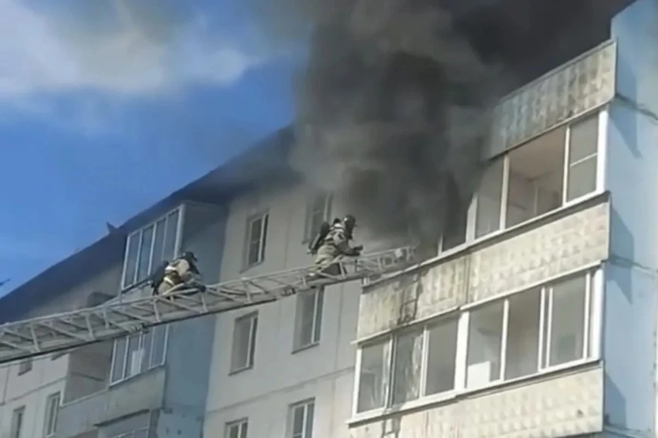 В Усольском районе пожарные спасли трёх человек из горящей квартиры