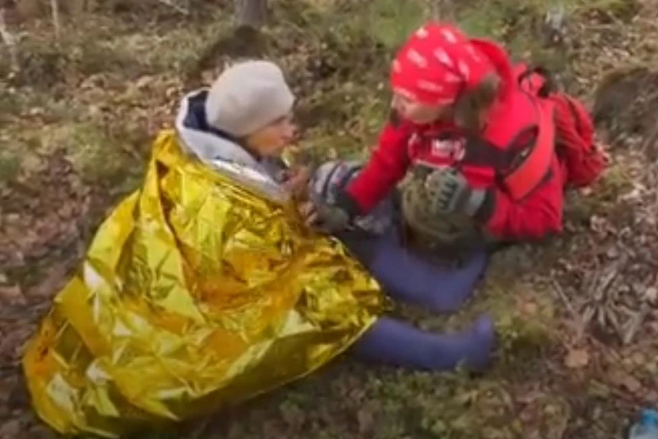 Пенсионерку нашли в болотистой чаще леса. Фото: скрин с видео поискового отряда имени Ирины Бухановой.