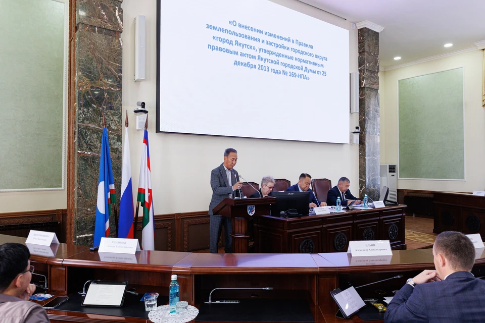 Председатель Якутской городской Думы Альберт Семенов открывает 29-ю очередную сессию. Фото: Пресс-служба Якутской городской Думы