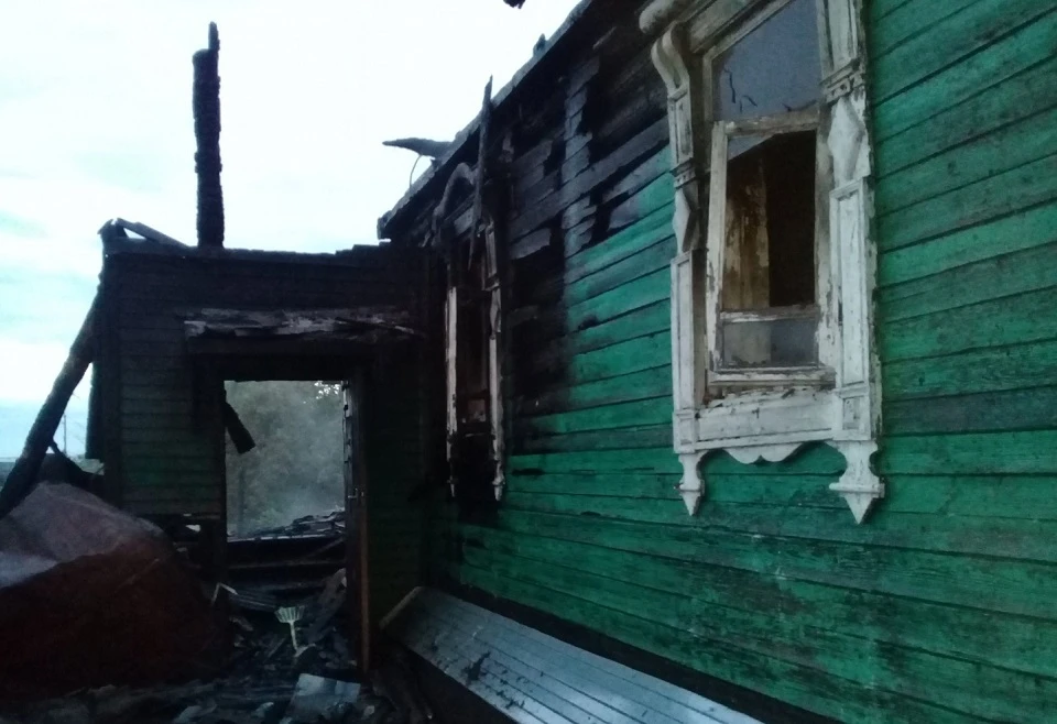 Дом пенсионерки тушили 26 человек, спасти хозяйку не удалось.