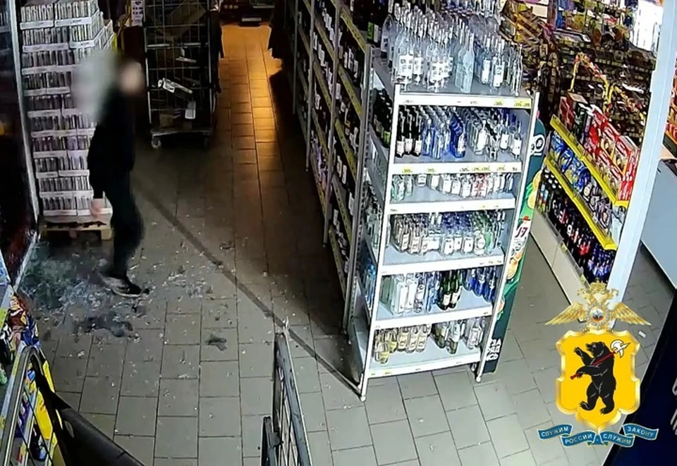 Ярославец украл вино в магазине, разбив стекло.