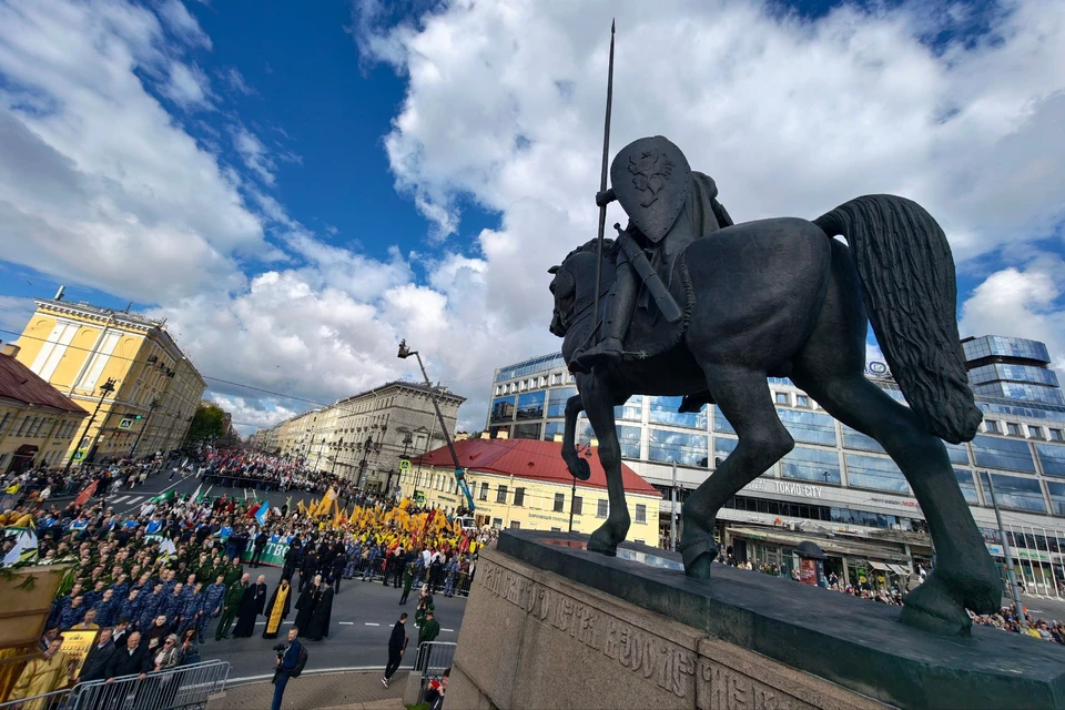 Виталий Милонов принял участие в Крестном ходе в Петербурге.