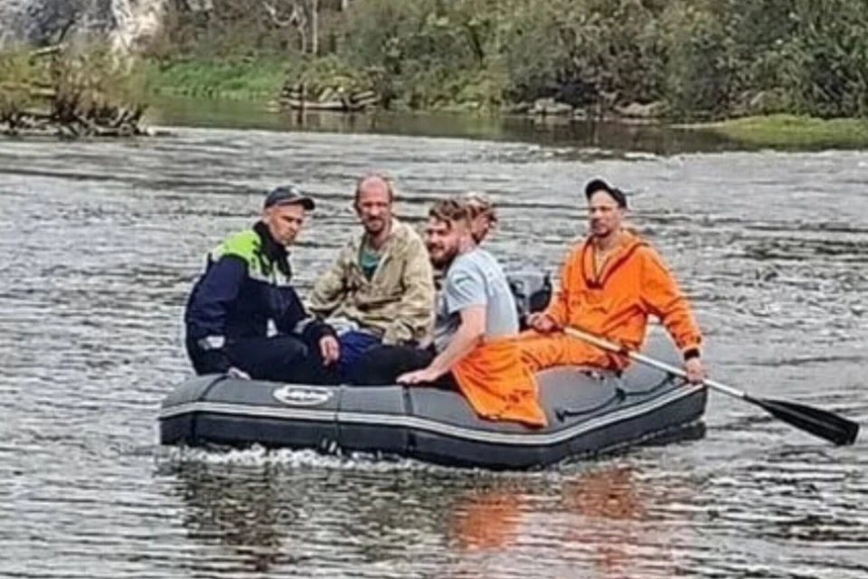 Два пассажира автомобиля смогли спастись, им на помощь пришли спасатели. Фото: ГКУ "СССО"