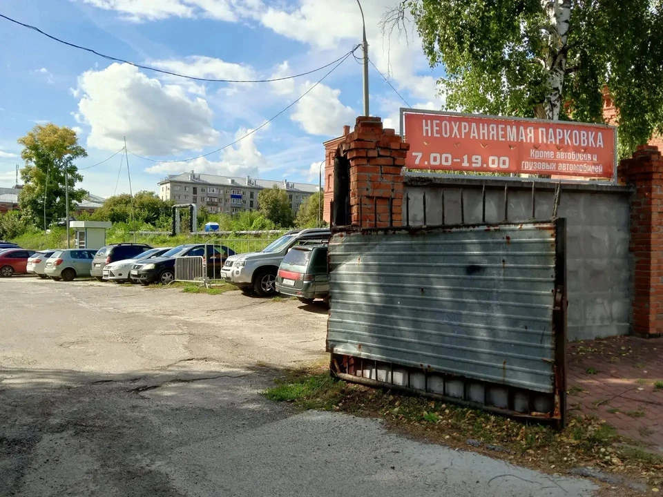 Для ульяновцев открыли парковку на территории бывшего Суворовского училища. ФОТО: администрация Ульяновска