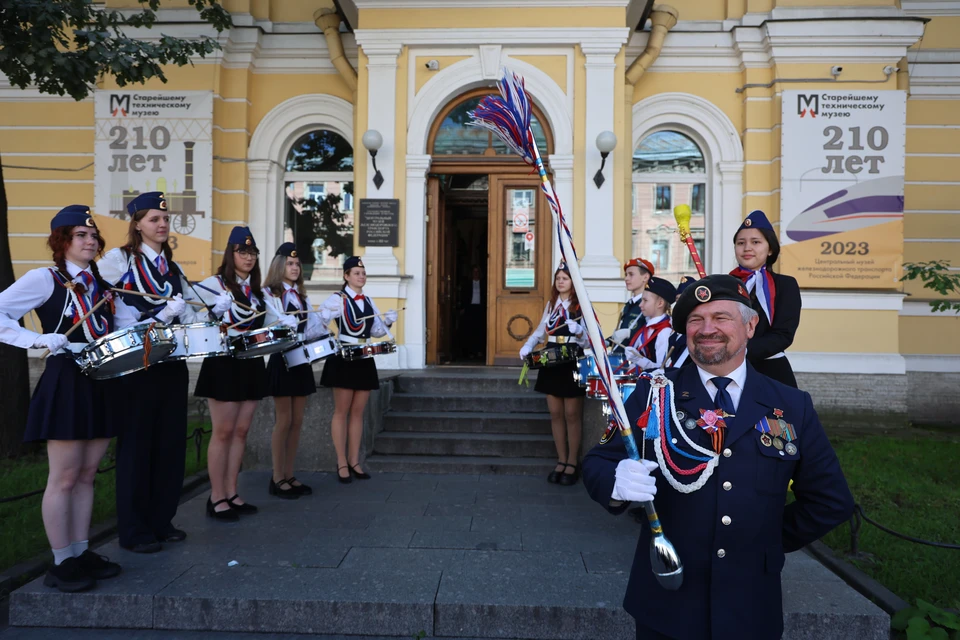На открытии выставки состоялось торжественное выступление барабанщиц.