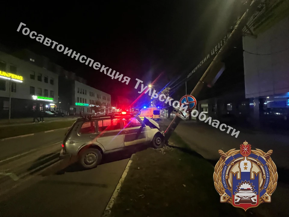 В Туле на улице Демонстрации автомобиль Lada врезался в столб.