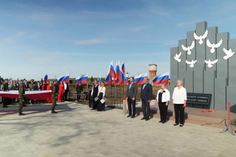 Парламентарии возложили цветы к мемориалу и почтили память павших героев минутой молчания.