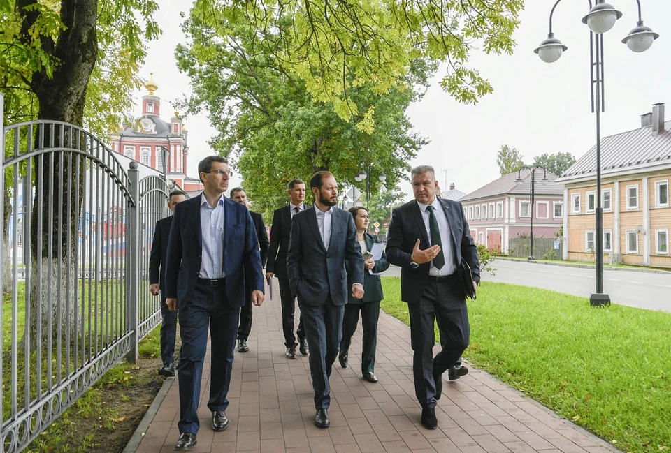 Полпред президента, глава региона и руководитель муниципалитета (на первом плане) на улице Торопца.