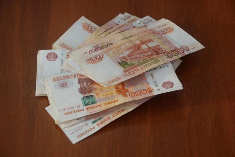 Приставы запретили гражданке выезжать из страны.