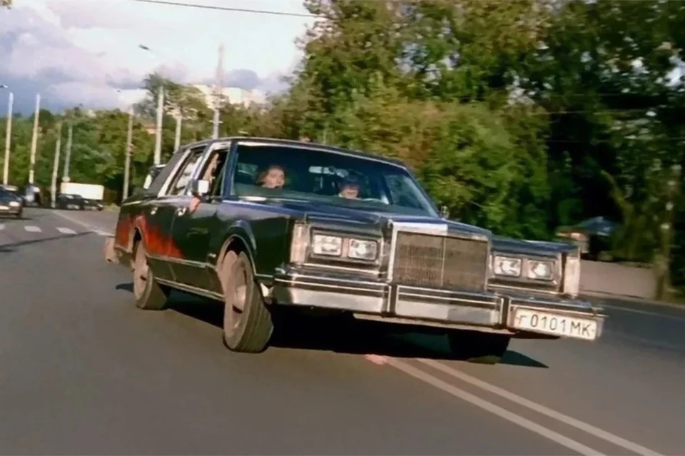 Lincoln Town Car «Космоса». Фото: кадр из сериала "Бригада"