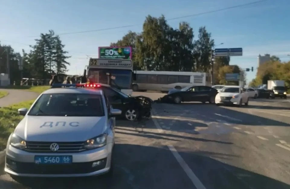 Водитель Lexus не уступил дорогу Hyundai и врезался в него - первый отлетел в автомобиль Chery, а второй в автобус. Фото: Госавтоинспекция Свердловской области