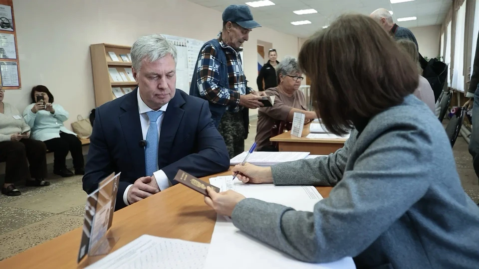 Губернатор Ульяновской области Алексей Русских проголосовал на выборах | ФОТО: канал в МАХ Алексея Русских