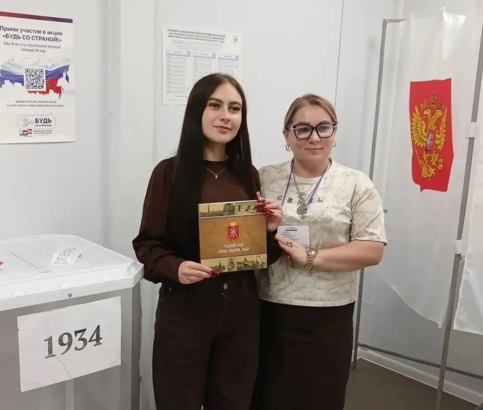 Молодым избирателям, впервые принимающим участие в выборах, дарят книгу про Тульский край.