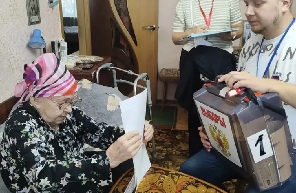 101-летняя пятигорчанка проголосовала на дому. Фото: соцсети главы Пятигорска.