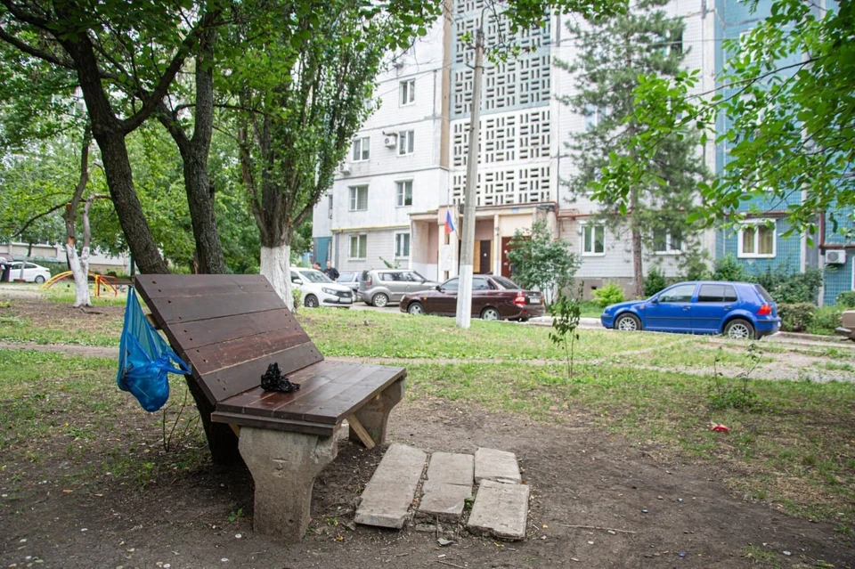 Жильцы дома устали ждать помощи коммунальщиков и сами благоустроили свой двор. Фото: Давид Худжец / «Донецк медиа»