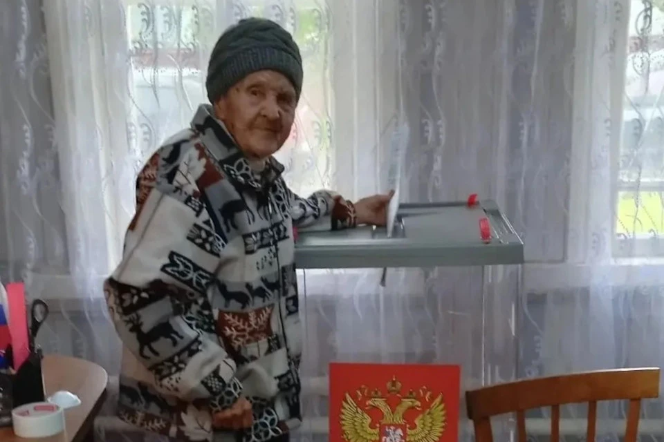 В Спировском округе на избирательный участок пришла 100-летняя труженица тыла Нина Николаева из деревни Пеньково. Фото: пресс-служба Тверского Облизбиркома.