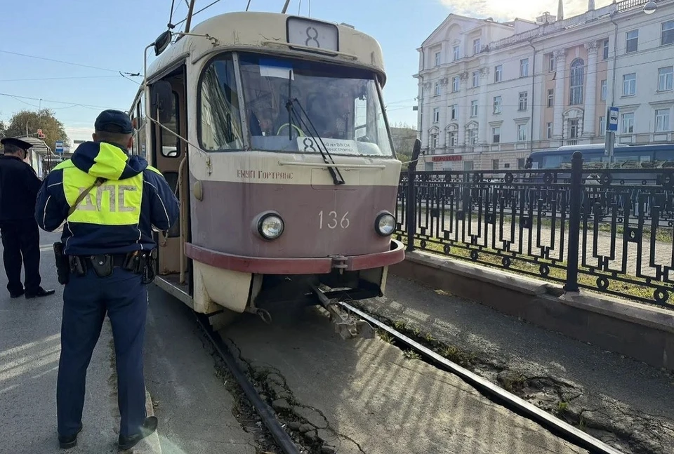 У девушки травма головы, переломы рук и ног. Фото: ГАИ Свердловской области