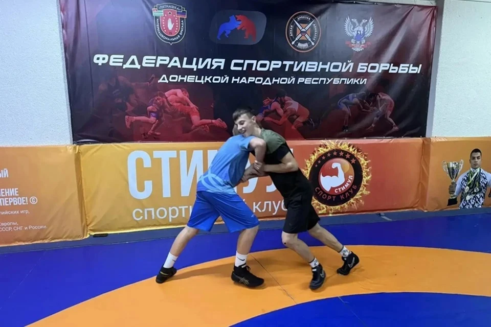 Мастер-класс по греко-римской борьбе провели в спортшколе «Олимпия» в Мариуполе. Фото: Администрация Мариуполя