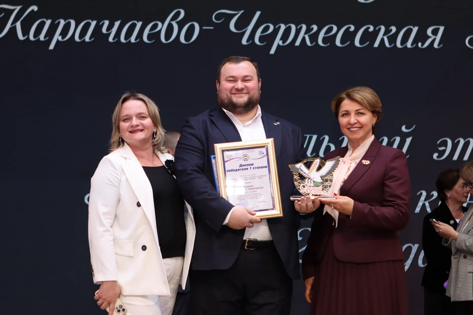 Руслан Алиев девять лет назад подменил приболевшего учителя и понял, что это его призвание. Фото: социальные сети Руслана Алиева