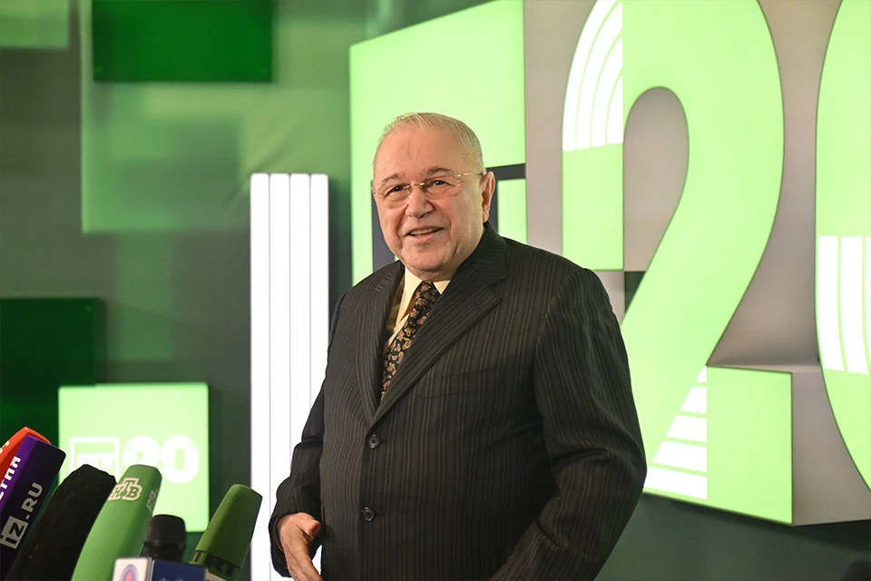 Евгений Петросян призвал поздравить его жену.