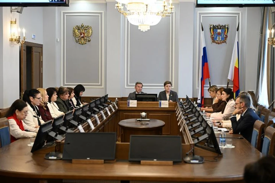По инициативе комитета ЗС по социальной политике состоялось заседание круглого стола на тему «Межведомственное взаимодействие как ключевой фактор успешной социализации детей-сирот». Фото: Пресс-служба Заксобрания Ростовской области.