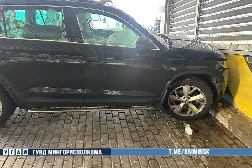 Водитель въехал через стену в подземный паркинг в Минске. Фото: телеграм-канал УГАИ ГУВД Мингорисполкома